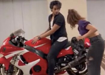Clever Girlfriend Took Out The Back Seat Of Boyfriends Bike Video Went Viral On Social Media