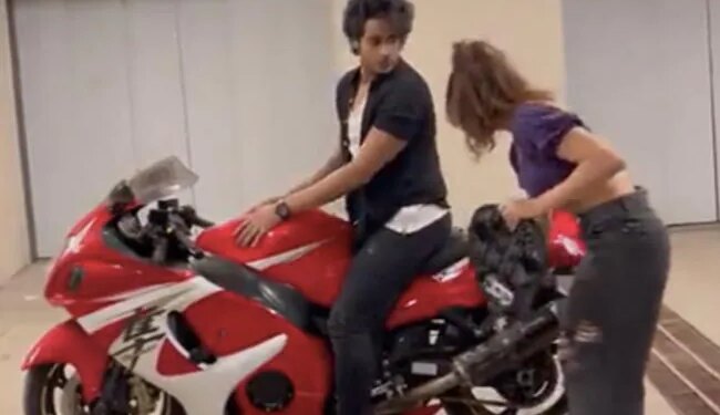 Clever Girlfriend Took Out The Back Seat Of Boyfriends Bike Video Went Viral On Social Media