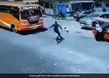 बीच सड़क पर बस के नीचे आने वाला ही था बच्चा, ट्रैफिक पुलिस की मुस्तैदी से बची जान, लोग कर रहे सलाम!