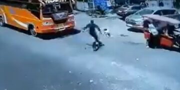 बीच सड़क पर बस के नीचे आने वाला ही था बच्चा, ट्रैफिक पुलिस की मुस्तैदी से बची जान, लोग कर रहे सलाम!