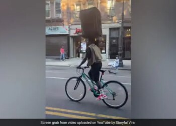 This Man Is Riding A Bicycle With A Suitcase On His Forehead, You Will Be Surprised To See The Video