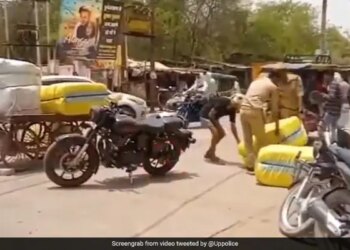 UP Police Help Elderly Cart Puller To Load Heavy Bundles Video Win Hearts Online
