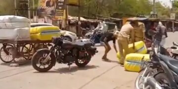 UP Police Help Elderly Cart Puller To Load Heavy Bundles Video Win Hearts Online