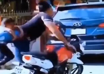 OMG! You Will Be Surprised To See This Way Of Getting The Child Off The Bike, Netizens Are Giving Such Reactions – पापा ने बेटे को पैर के सहारे बाइक से उतारा, वीडियो देखने के बाद लोग कह रहे हैं