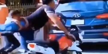 OMG! You Will Be Surprised To See This Way Of Getting The Child Off The Bike, Netizens Are Giving Such Reactions – पापा ने बेटे को पैर के सहारे बाइक से उतारा, वीडियो देखने के बाद लोग कह रहे हैं