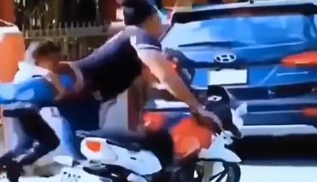 OMG! You Will Be Surprised To See This Way Of Getting The Child Off The Bike, Netizens Are Giving Such Reactions – पापा ने बेटे को पैर के सहारे बाइक से उतारा, वीडियो देखने के बाद लोग कह रहे हैं