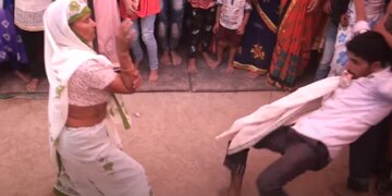 दादी बनी 'नागिन' तो पोते ने बजाई 'बीन', शादी के मौके पर दोनों हो गए डांस में लीन, 1 करोड़ लोगों ने देखा