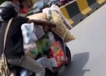 This Person Was Roaming On The Road With Great Pleasure On The Scooty, People Watching The Video – स्कूटी पर समान लेकर बड़े मजे से सड़क पर घूम रहा था ये शख्स, वीडियो देख लोगों ने कहा