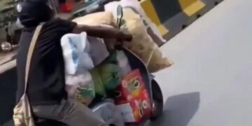 This Person Was Roaming On The Road With Great Pleasure On The Scooty, People Watching The Video – स्कूटी पर समान लेकर बड़े मजे से सड़क पर घूम रहा था ये शख्स, वीडियो देख लोगों ने कहा