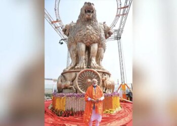 नए संसद भवन के ऊपर स्थापित हुआ 9500 किलो का राष्ट्रीय प्रतीक 'अशोक स्तंभ', PM मोदी ने किया अनावरण