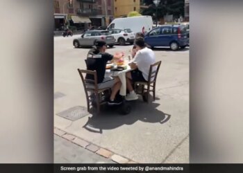 Anand Mahindra Tweeted Video Of Unique Vehicle Moving Restaurant Where One Can Eat And Travel Says Its E Mobility Watch – आनंद महिंद्रा ने शेयर की डाइनिंग टेबल जैसी दिखने वाली अनोखी गाड़ी, कुर्सी पर बैठे-बैठे पहुंच गए पेट्रोल पंप