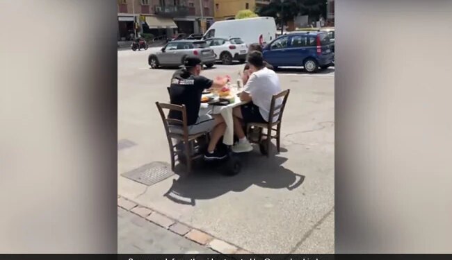 Anand Mahindra Tweeted Video Of Unique Vehicle Moving Restaurant Where One Can Eat And Travel Says Its E Mobility Watch – आनंद महिंद्रा ने शेयर की डाइनिंग टेबल जैसी दिखने वाली अनोखी गाड़ी, कुर्सी पर बैठे-बैठे पहुंच गए पेट्रोल पंप