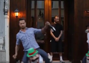 शराब के नशे में धुत इन लड़कों का वीडियो देख आप हो जाएंगे हंसी से लोटपोट, कमाल का है इनका अंदाज