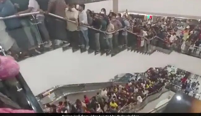 Kerala Mall Half Price Midnight Sale Twitter Upset To See This Shocking Viral Video
