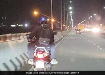 Man Working On Laptop While Riding A Bike In Bengaluru Pic Goes Viral Internet Is Divided – बाइक चलाते हुए लैपटॉप पर काम कर रहा था शख्स, वायरल हुई तस्वीर, लोग बोले