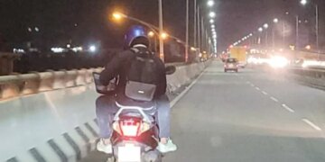 Man Working On Laptop While Riding A Bike In Bengaluru Pic Goes Viral Internet Is Divided – बाइक चलाते हुए लैपटॉप पर काम कर रहा था शख्स, वायरल हुई तस्वीर, लोग बोले