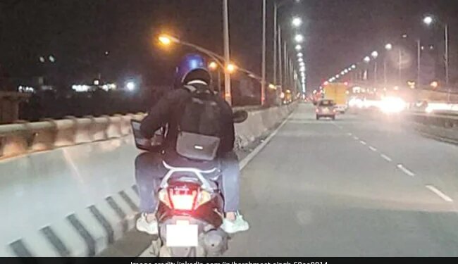 Man Working On Laptop While Riding A Bike In Bengaluru Pic Goes Viral Internet Is Divided – बाइक चलाते हुए लैपटॉप पर काम कर रहा था शख्स, वायरल हुई तस्वीर, लोग बोले