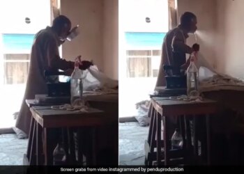 Man Spitting Water From Mouth While Ironing Clothes Internet Upset Watch Viral Video – मुंह में पानी भरकर कपड़ों पर थूक रहा था बुजुर्ग शख्स, इस्त्री करने का ऐसा तरीका देख भड़के लोग, बोले