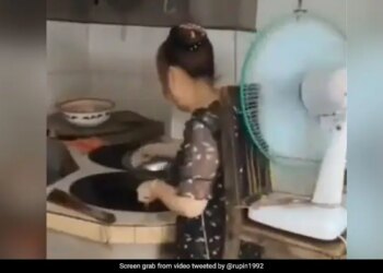 Woman Did Amazing Jugaad In Kitchen Tied A Chair Around Her Waist And Put A Table Fan On It Watch Viral Video – किचन में गर्मी से बचने के लिए महिला ने किया गजब जुगाड़, कमर में बांधी कुर्सी और लगा लिया टेबल फैन