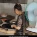 Woman Did Amazing Jugaad In Kitchen Tied A Chair Around Her Waist And Put A Table Fan On It Watch Viral Video – किचन में गर्मी से बचने के लिए महिला ने किया गजब जुगाड़, कमर में बांधी कुर्सी और लगा लिया टेबल फैन