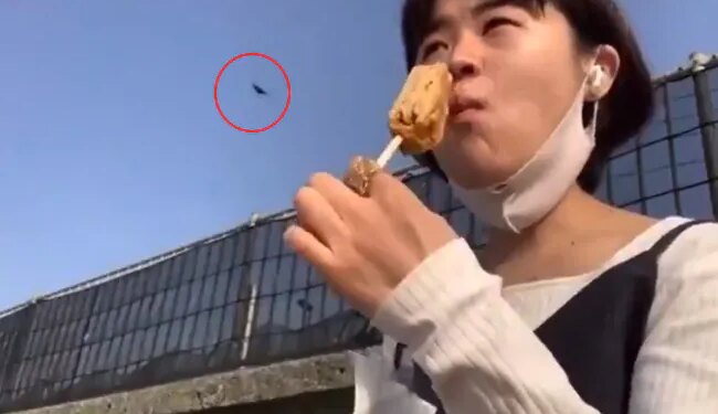 लड़की के हाथों से आइसक्रीम ले उड़ा बाज, मैडम का रिएक्शन देख छूट जाएगी हंसी