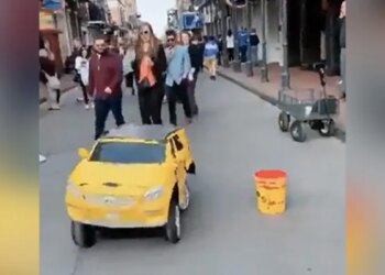 इस छोटी सी गाड़ी में छिपा है एक रहस्यमयी इंसान, वीडियो देख आप हो जाएंगे हैरान