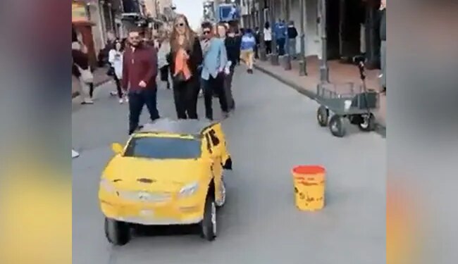 इस छोटी सी गाड़ी में छिपा है एक रहस्यमयी इंसान, वीडियो देख आप हो जाएंगे हैरान