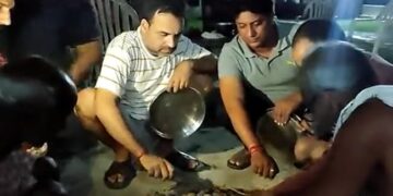 Pankaj Tripathi Is Making Litti Chokha In His Village Of Bihar, People Watching The Video Said – Relax – बिहार के अपने गांव में लिट्टी चोखा बना रहे हैं पंकज त्रिपाठी, वीडियो देख लोगों ने कहा