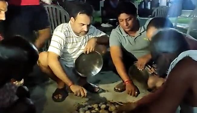Pankaj Tripathi Is Making Litti Chokha In His Village Of Bihar, People Watching The Video Said – Relax – बिहार के अपने गांव में लिट्टी चोखा बना रहे हैं पंकज त्रिपाठी, वीडियो देख लोगों ने कहा