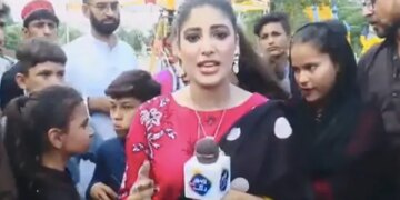 Pakistani Journalist Slaps Boy During Live Reporting Internet Upset To Watch This Viral Video – पाकिस्तानी महिला पत्रकार ने लाइव रिपोर्टिंग के दौरान बच्चे को जड़ दिया ज़ोरदार तमाचा, लोग ने पूछा