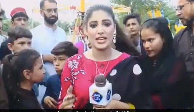 Pakistani Journalist Slaps Boy During Live Reporting Internet Upset To Watch This Viral Video – पाकिस्तानी महिला पत्रकार ने लाइव रिपोर्टिंग के दौरान बच्चे को जड़ दिया ज़ोरदार तमाचा, लोग ने पूछा