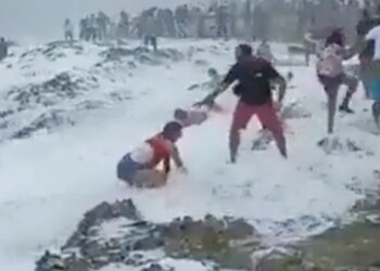 Girl Making Reels Standing Near The Beach Suddenly Dangerous Wave Came Then What Happened You Will Be Scared To See This Video