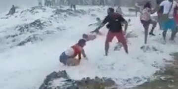 Girl Making Reels Standing Near The Beach Suddenly Dangerous Wave Came Then What Happened You Will Be Scared To See This Video