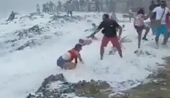 Girl Making Reels Standing Near The Beach Suddenly Dangerous Wave Came Then What Happened You Will Be Scared To See This Video