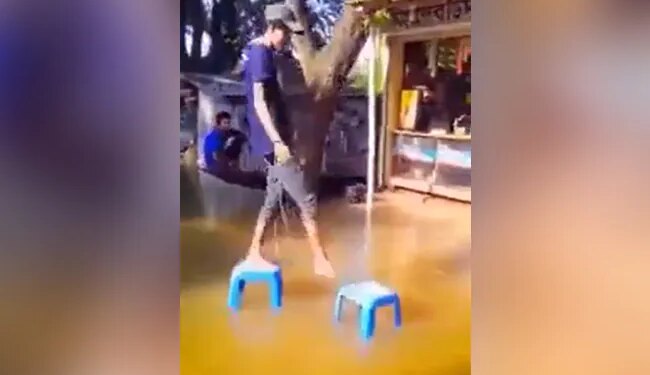 नहीं देखा होगा बारिश से बचने का ऐसा जुगाड़, ना गीले होंगे कपड़े ना पैरों पर लगेगा कीचड़