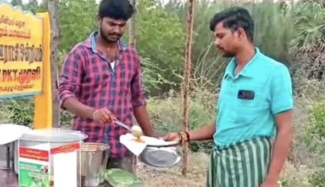 अपनी मां के साथ स्टॉल लगाता है ये शख़्स ताकि खाने के लिए किसी को गिड़गिड़ाना न पड़े