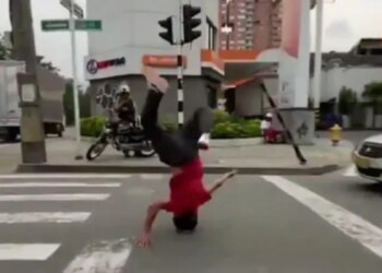 People Who Were Angry With This Person Crossing The Road With Their Heads On Their Heads, Said – Are Not Afraid Of Death? – सिर के बल तेज़ी से सड़क पार कर रहे इस शख्स से नाराज़ हुए लोग, कहा