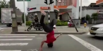 People Who Were Angry With This Person Crossing The Road With Their Heads On Their Heads, Said – Are Not Afraid Of Death? – सिर के बल तेज़ी से सड़क पार कर रहे इस शख्स से नाराज़ हुए लोग, कहा