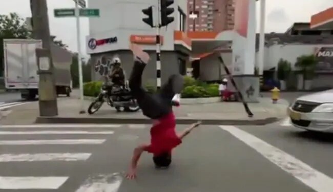 People Who Were Angry With This Person Crossing The Road With Their Heads On Their Heads, Said – Are Not Afraid Of Death? – सिर के बल तेज़ी से सड़क पार कर रहे इस शख्स से नाराज़ हुए लोग, कहा