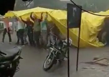 बारिश से बचने के लिए बरातियों ने तिरपाल ओढ़ा, लगाया ऐसा जुगाड़ कि हंसी नहीं रोक पाएंगे आप
