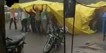 बारिश से बचने के लिए बरातियों ने तिरपाल ओढ़ा, लगाया ऐसा जुगाड़ कि हंसी नहीं रोक पाएंगे आप