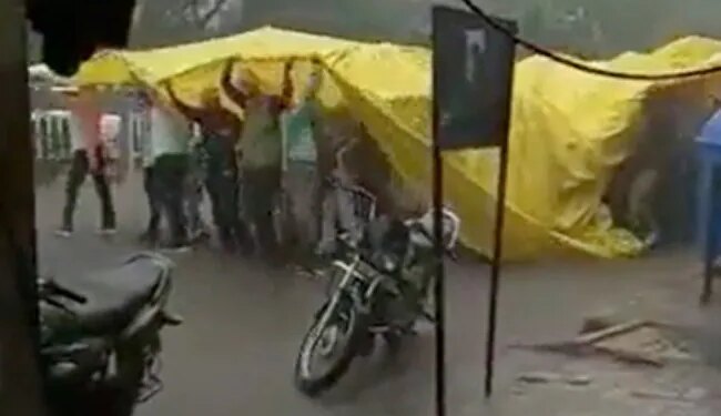 बारिश से बचने के लिए बरातियों ने तिरपाल ओढ़ा, लगाया ऐसा जुगाड़ कि हंसी नहीं रोक पाएंगे आप