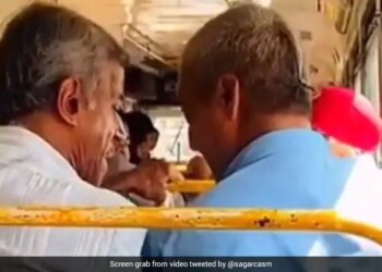 Funny Video Of Bus Passenger, They Are Fighting For Seat, Video Went Viral On Social Media – बबस में दो यात्री सीट के लिए आपस में लड़ गए, एक ने कहा- बहुत जगह है, दूसरे ने कहा