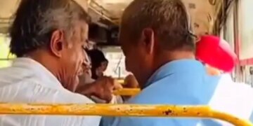 Funny Video Of Bus Passenger, They Are Fighting For Seat, Video Went Viral On Social Media – बबस में दो यात्री सीट के लिए आपस में लड़ गए, एक ने कहा- बहुत जगह है, दूसरे ने कहा