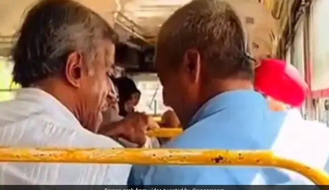 Funny Video Of Bus Passenger, They Are Fighting For Seat, Video Went Viral On Social Media – बबस में दो यात्री सीट के लिए आपस में लड़ गए, एक ने कहा- बहुत जगह है, दूसरे ने कहा