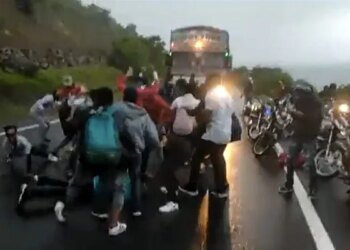 Viral And Trending Video As Soon As The Nagin Song Started Playing From The Truck, People Started Dancing On The Road After Stopping It.