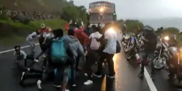 Viral And Trending Video As Soon As The Nagin Song Started Playing From The Truck, People Started Dancing On The Road After Stopping It.