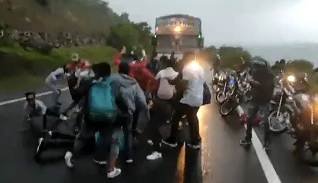 Viral And Trending Video As Soon As The Nagin Song Started Playing From The Truck, People Started Dancing On The Road After Stopping It.
