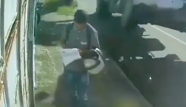 The Truck Was Coming At A High Speed, Fell On The Person, Watching The Video, People Said – Death Passed By Touching It – तेज़ रफ्तार में आ रहा था ट्रक, शख्स के ऊपर गिर गया, वीडियो देख लोगों ने कहा