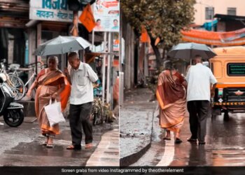 Old Couple Crossing The Road Together In Rain Will Make You Believe In Eternal Love Watch Viral Video